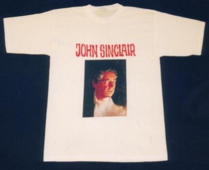 T-Shirt mit dem Aufdruck "John Sinclair" und dem &Ouml;lbild von Jason Dark