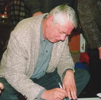 Jason Dark beim Autogramme schreiben