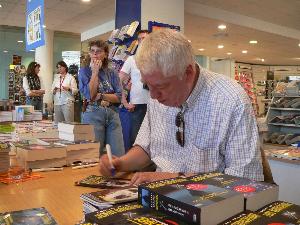 Jason Dark beim Signieren