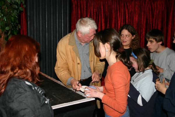 Jason Dark gibt Autogramme