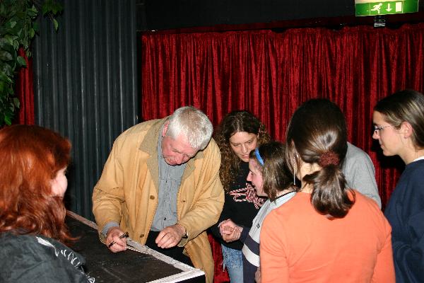 Jason Dark von Fans umringt