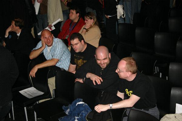 W&auml;hrend rechts die Schlange der Autogrammj&auml;ger vor&uuml;berzieht im Gespr&auml;ch: Beau Renson, Chrizzz, Skyder und Mortal, im Hintergrund Macabros und Kirschbl&uuml;te