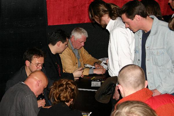 Die Stars beim Autogramme schreiben