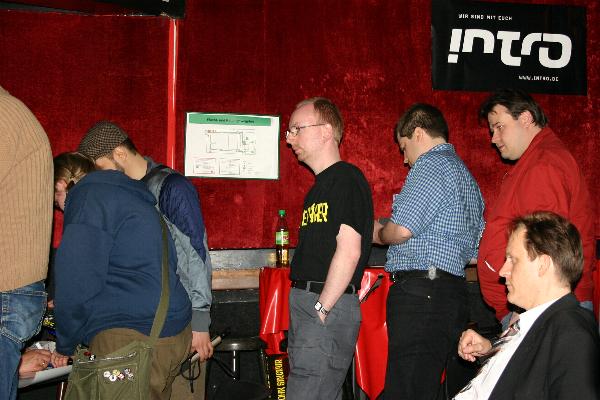 Die letzten Autogrammj&auml;ger in der Schlange